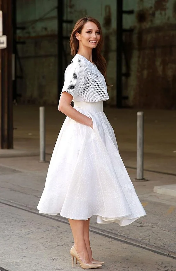 Liên hoan cuối năm nên mặc váy màu trắng sang trọng và phong cách